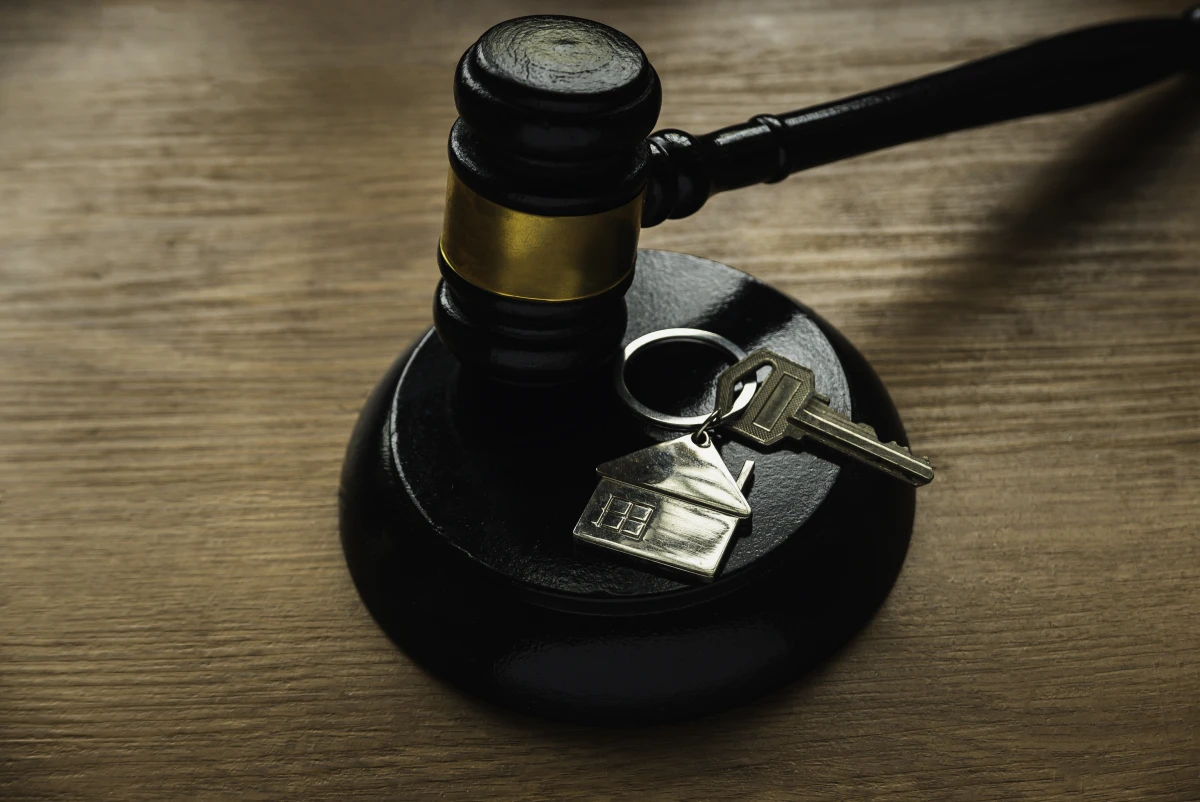 La gestion des biens immobiliers en cas de divorce : vente ou indivision ?